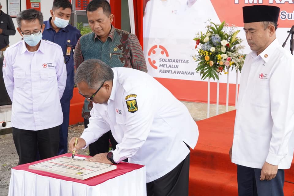 Bupati Sukabumi Marwan Hamami saat meresmikan Gedung Unit Transfusi Darah UTD PMI Kabupaten