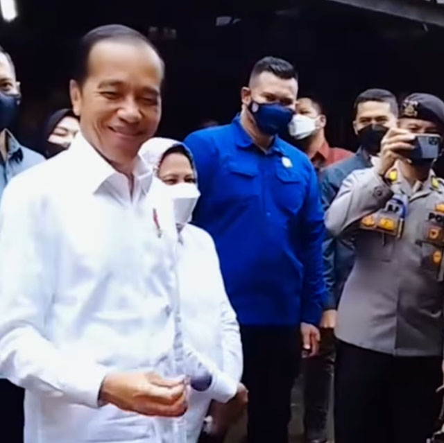 Presiden Joko Widodo Jokowi menjajal mainan