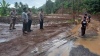 Petugas saat melakukan pengecekan lokasi longsor dan banjir di Cibuntu, Kecamatan Simpenan, Kabupaten Sukabumi
