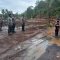Petugas saat melakukan pengecekan lokasi longsor dan banjir di Cibuntu, Kecamatan Simpenan, Kabupaten Sukabumi