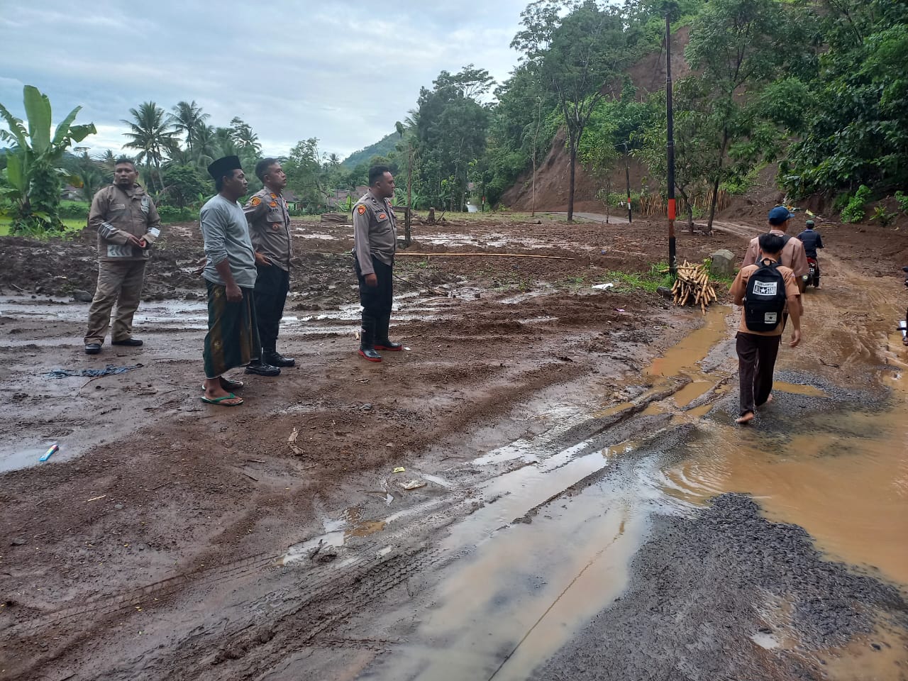 Petugas saat melakukan pengecekan lokasi longsor dan banjir di Cibuntu, Kecamatan Simpenan, Kabupaten Sukabumi