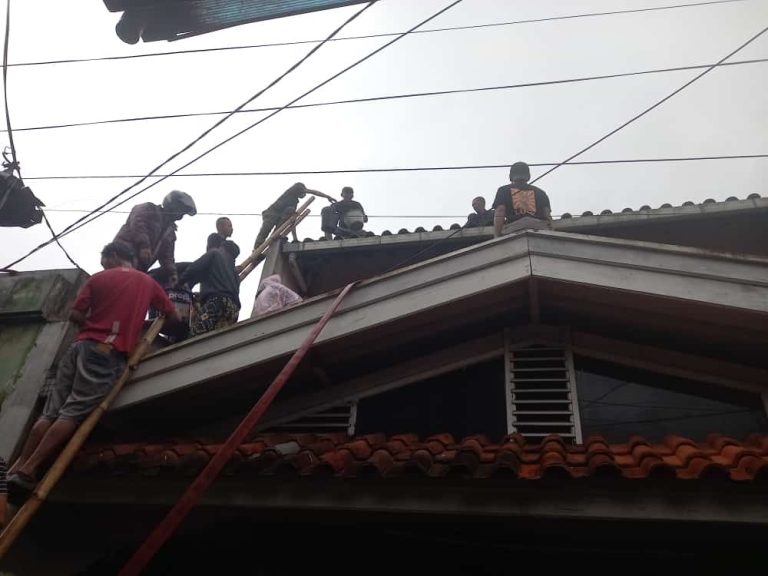 Sejumlah petugas Damkat Kota Sukabumi