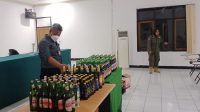 Ratusan botol miras dan pasangan bukan suami istri saat diamankan di mako satpol pp Kabupaten Sukabumi.