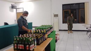 Warung Remang-remang di Palabuhanratu Sukabumi Diterbibkan Satpol PP, Puluhan Botol Miras Disita