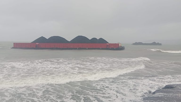 Kondisi kapal tongkang Batu Bara yang  Terdampar di pantai Pantai Cipatuguran