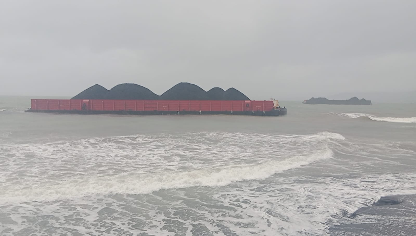 Kondisi kapal tongkang Batu Bara yang Terdampar di pantai Pantai Cipatuguran