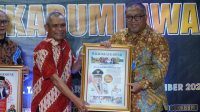 CEO Radar Bogor Grup, Hazairin Sitepu saat memberikan piala dan piagam penghargaan kepada Bupati Sukabumi,