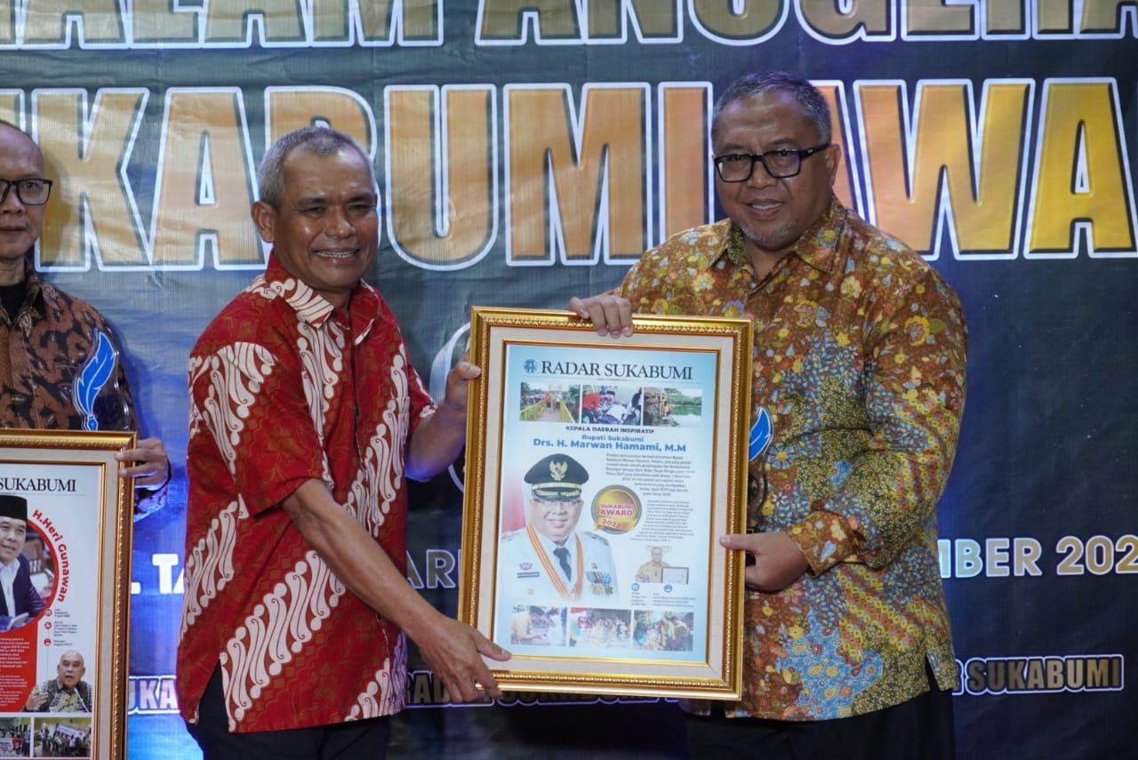 CEO Radar Bogor Grup, Hazairin Sitepu saat memberikan piala dan piagam penghargaan kepada Bupati Sukabumi,