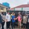 Petugas Desa Nangerang dan anggota Polsek Cicurug, saat menyerahkan tiga ekor sapi kepada warga Kecamatan Ciambar.