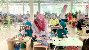 Isi Libur Sekolah, Anak-anak PAUD se-Kecamatan Warudoyong Lomba Kolase