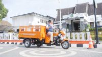 Wali Kota Sukabumi Bagikan Sepuluh Mosam untuk Kelurahan