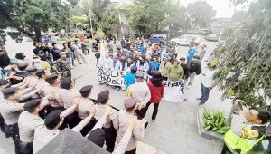 Mahasiswa Geruduk DPRD Kota Sukabumi, Layangkan Mosi Tidak Percaya