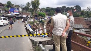 Camat Cibadak Ungkap Penyebab Bahu Jembatan Pamuruyan Ambruk