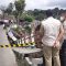 Camat Cibadak, Abdul Naafi bersama pihak kepolisiaan saat meninjau lokasi bahu samping jembatan Pamuruyan Cibadak, ambruk