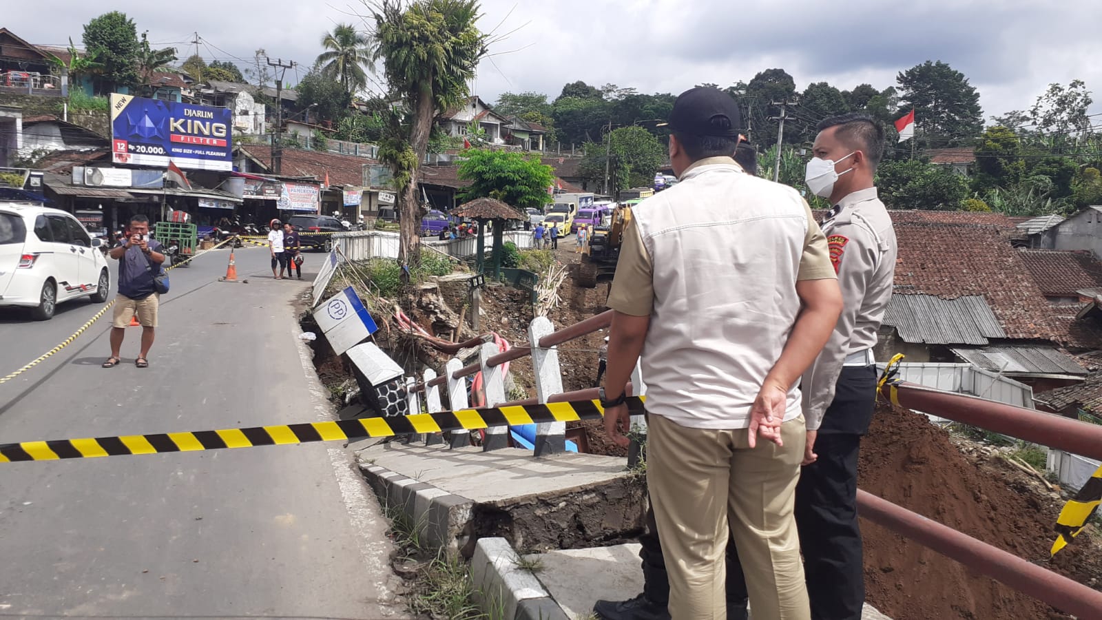 Camat Cibadak, Abdul Naafi bersama pihak kepolisiaan saat meninjau lokasi bahu samping jembatan Pamuruyan Cibadak, ambruk