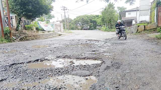 Jalan Pramuka Rusak