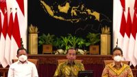 Presiden Jokowi (tengah) di Istana