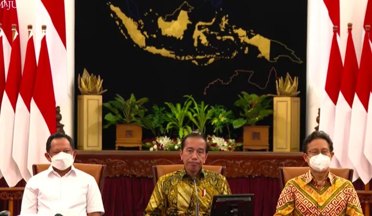 Presiden Jokowi (tengah) di Istana