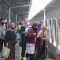 Penumpang kereta api memasuki peron di Stasiun Pasar