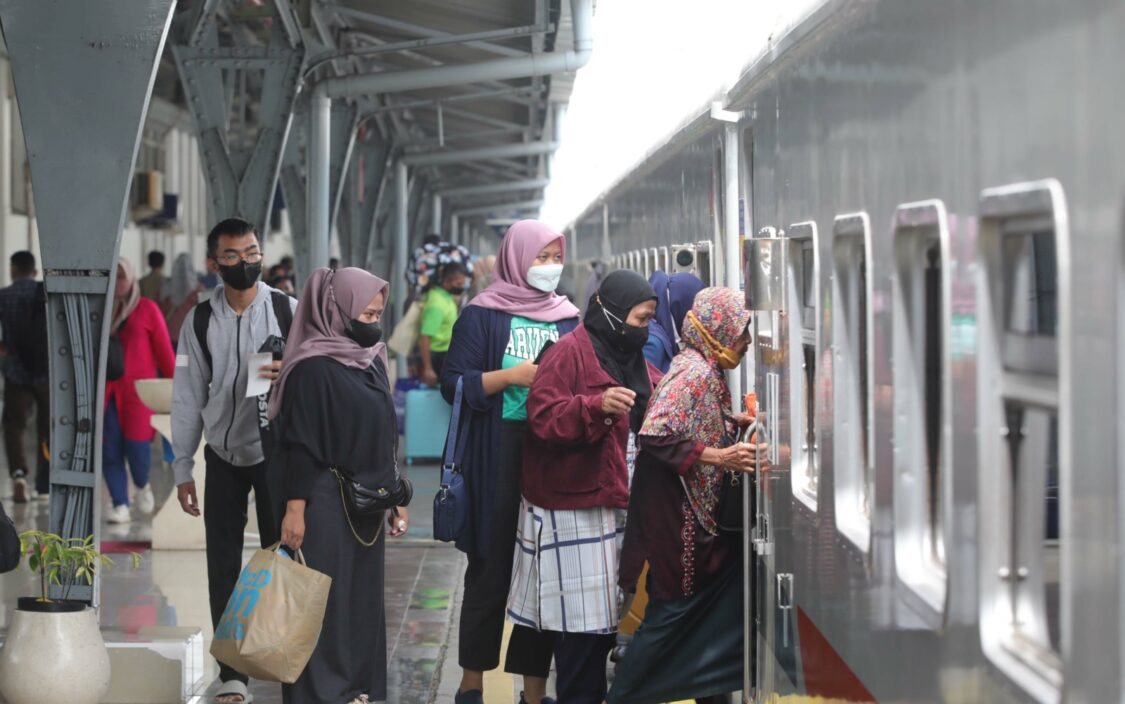 Penumpang kereta api memasuki peron di Stasiun Pasar