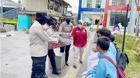 Peduli Warga, Polwan Polres Sukabumi Kota Tebar Nasi Kotak