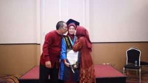 Predikat Wisudawan Terbaik UBSI Kampus Sukabumi, Tiara Dedikasikan untuk Orang Tua Tercinta