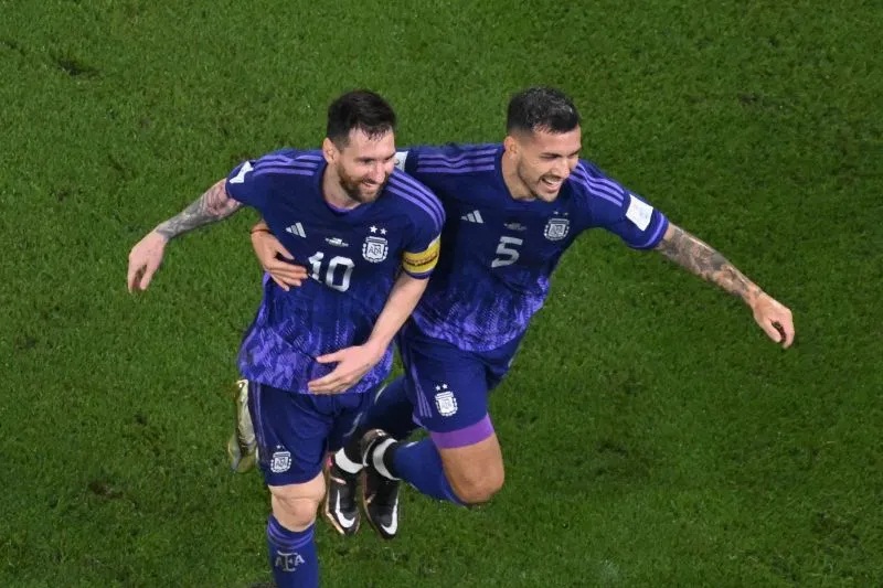 Penyerang dan gelandang Argentina Lionel Messi (kiri) dan