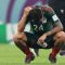 Gelandang Meksiko Luis Chavez tertunduk lesu setelah gagal