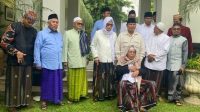 Ketua Umum DPP Gerindra, Prabowo Subianto (ketiga kanan), bersama para ulama dan kiai Jawa Timur di Surabaya,