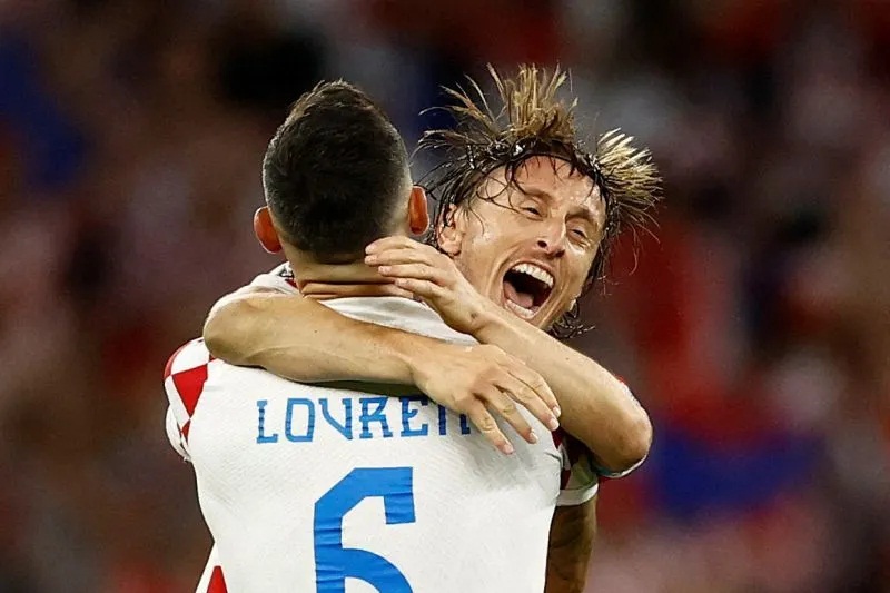 Pemain Kroasia Luka Modric dan rekannya Dejan Lovren