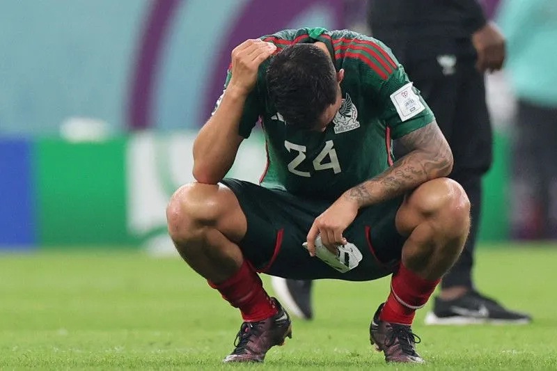 Gelandang Meksiko Luis Chavez tertunduk lesu setelah gagal