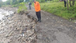 Jalan di Pantai Cikadal Ciemas Sukabumi Amblas Terdampak Abrasi