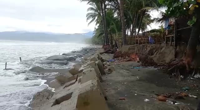 Kondisi sempadan pantai di Kampung Cipatuguran, Kelurahan/ Kecamatan Palabuhanratu, Kabupaten Sukabumi