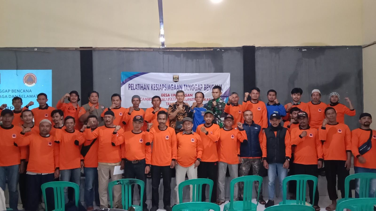 Petugas BPBD Kabupaten Sukabumi saat foto bersama Camat Sukaraja