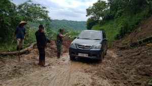 Tebing Longsor di Simpenan Sukabumi Tutup Jalan Penghubung Desa