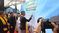 Gubernur Jabar Ridwan Kamil didampingi Bupati Sukabumi Marwan Hamami