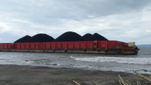 Satu Kapal Tongkang Pengangkut Batu Bara Berhasil dievakuasi, Usai Terdampar di Pantai Palabuhanratu