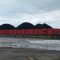 Kapal tongkang yang terdampar di pantai Cipatuguran