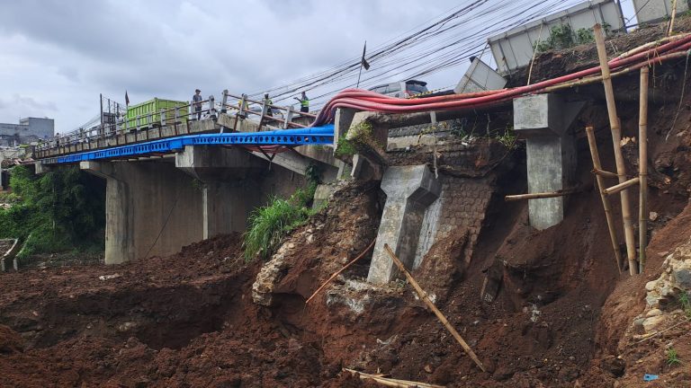 Longsor Jembatan pamuruyan Cibadak