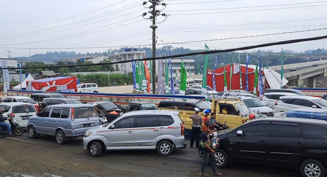 Suasana kemacetan di pintu keluar Tol Bocimi Seksi 2 Sundawenang Parungkuda