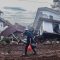 Warga terdampak gempa membawa barang di Desa