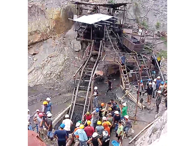 Proses evakuasi para pekerja tambang batu bara di Sawahlunto,