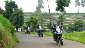 Cari Aman Menyalip Kendaraan Besar Saat Berkendara