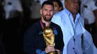 Lionel Messi memegang Tropi
