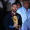 Lionel Messi memegang Tropi