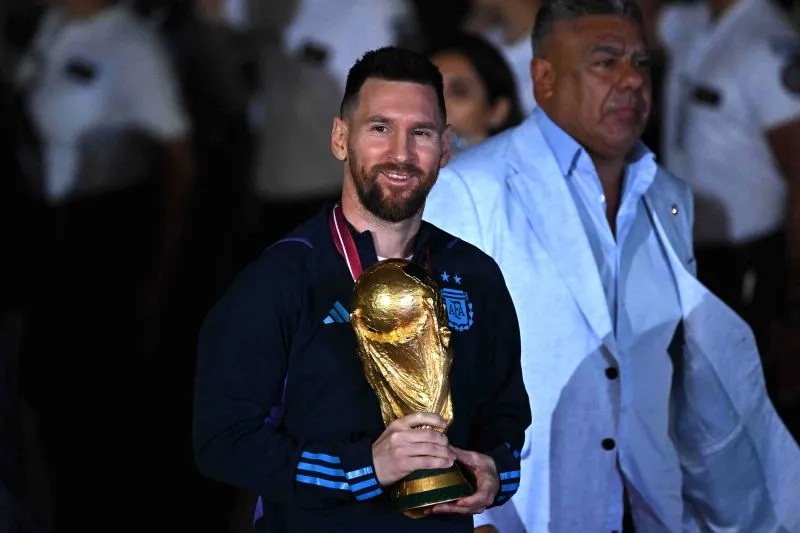 Lionel Messi memegang Tropi