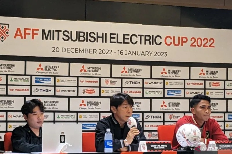 Pelatih tim nasional Indonesia Shin Tae-yong (tengah)