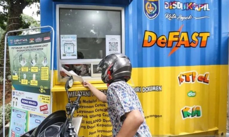 Warga mengambil dokumen kependudukan seperti