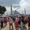 Masyarakat memadati jalan di sekitar Masjid