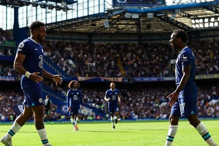 Raheem Sterling (kanan) berselebrasi